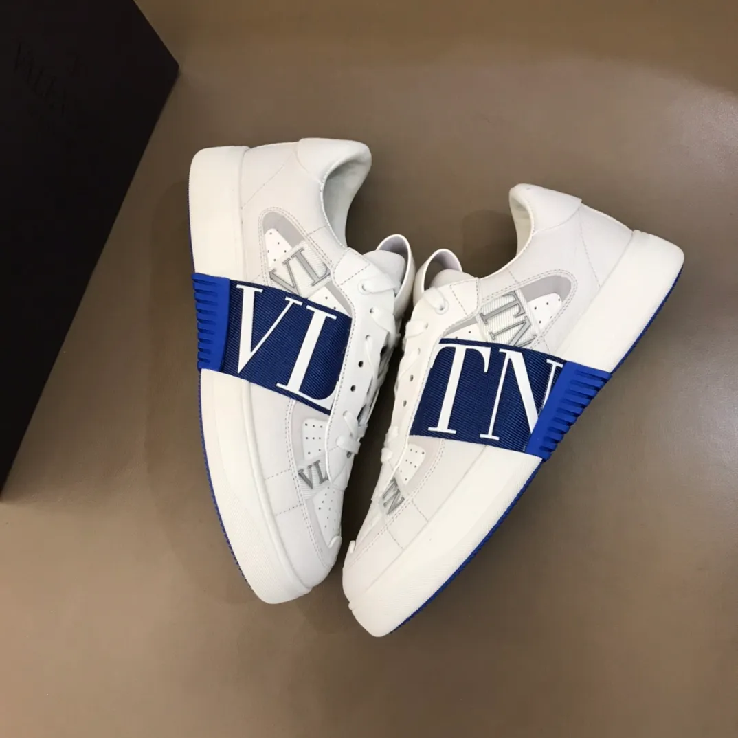 p440 "Valentin*" new spring and summer calfskin lace-up sneakers. No man should be able to refuse these shoes. The classic color scheme is so handsome! Purchase a high-precision replica of the original version to instantly sell off the market currency! 6 VLTN logo rubber effect straps - Valentino Garavani Logo printed on the back and tongue, all materials are customized to ensure quality! Size: 38-44